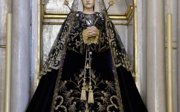 MARÍA VISTE DE LUTO. Virgen de los Dolores