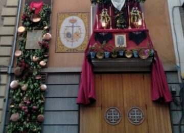 Cruz en la fachada de la casa de hermandad de San Agustín
