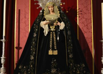 La Virgen de la Paz viste de luto