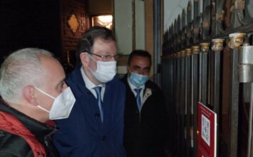 El expresidente Rajoy visita a la cofradía de Los Estudiantes
