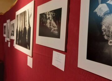 Los Favores inaugura la exposición fotográfica de J. A. Murcia