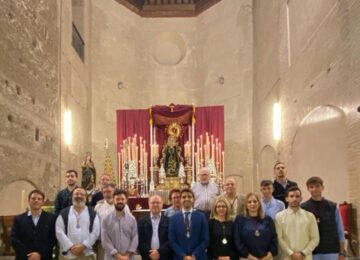 El pregonero acompaña al Víacrucis en sus cultos