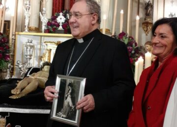 El arzobispo coadjutor con el Santo Sepulcro