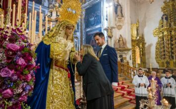 La consejera de Fomento entrega su medalla a la Virgen del Rosario