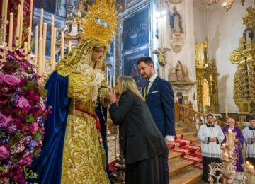 La consejera de Fomento entrega su medalla a la Virgen del Rosario