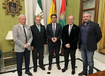 El alcalde recibe a la cofradía de la Alhambra