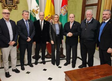La alcaldesa recibe a la cofradía de La Alhambra