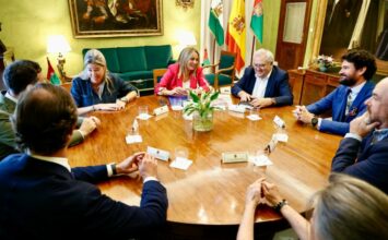 La alcaldesa recibe a la hermandad de S. Agustín